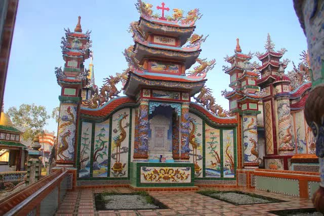 Cận cảnh thành phố lăng mộ xa hoa, tráng lệ độc nhất ở Thừa Thiên Huế - Ảnh 10.