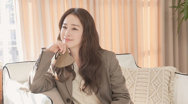Kim Tae Hee gây sốt với nhan sắc ở tuổi 42, không hổ danh là mỹ nhân đẹp nhất nhì Kbiz - Ảnh 2.
