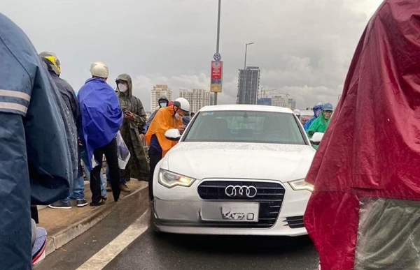 Phát hiện thư tuyệt mệnh của chủ nhân siêu xe Audi trên cầu Nhật Tân - Ảnh 1. Phát hiện thư tuyệt mệnh của chủ nhân siêu xe Audi trên cầu Nhật Tân - Ảnh 1.