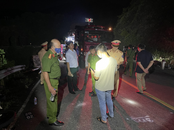 Trắng đêm cứu nạn xe chở keo tràm va chạm với xe máy khiến 4 người chết - Ảnh 3.