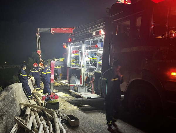 Trắng đêm cứu nạn xe chở keo tràm va chạm với xe máy khiến 4 người chết - Ảnh 5.