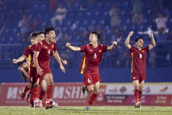 U19 Việt Nam có hành động fair-play với Thái Lan và Malaysia - Ảnh 1.