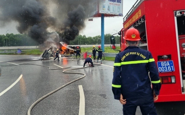 Container lật ngửa rồi cháy rụi trên cao tốc Hà Nội - Hải Phòng - Ảnh 2.