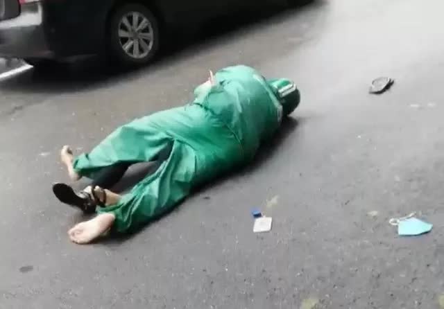 Khởi tố bị can kẻ đâm chết bạn gái trên phố Hàng Bài, Hà Nội