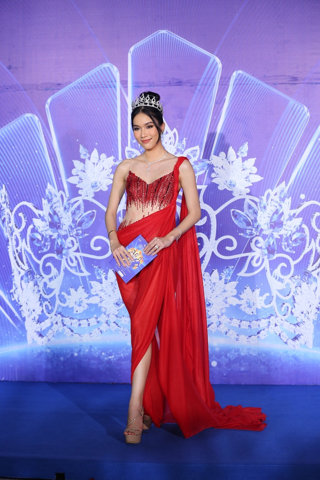 Thảm đỏ Chung kết Hoa hậu Thế giới Việt Nam 2022: Thùy Tiên khoe nhan sắc đẹp nổi bật bên cạnh dàn Hoa hậu, Á hậu - Ảnh 13.