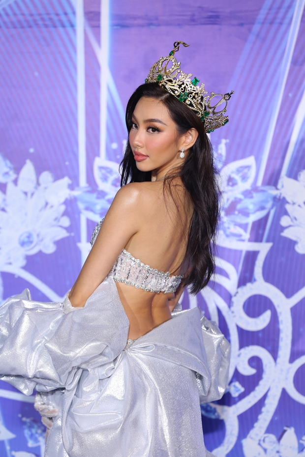 Thảm đỏ Chung kết Hoa hậu Thế giới Việt Nam 2022: Thùy Tiên khoe nhan sắc đẹp nổi bật bên cạnh dàn Hoa hậu, Á hậu - Ảnh 2.