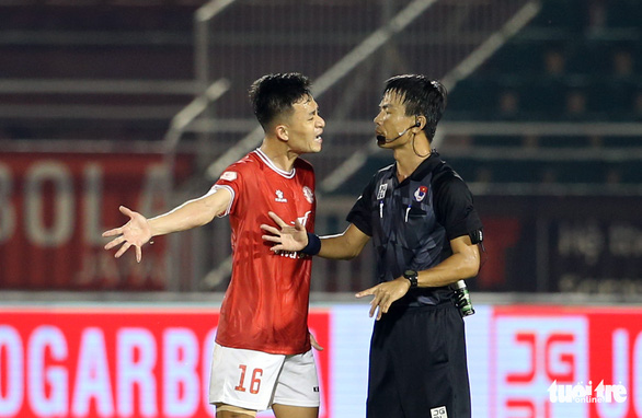 Trọng tài bị cầu thủ TP.HCM tìm đến phản ứng sau trận thua Bình Định - Ảnh 2.