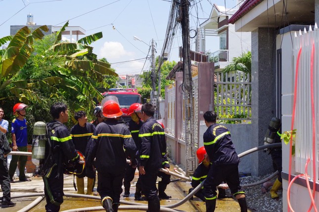 Cháy lớn trong căn nhà 2 tầng, 3 nạn nhân vẫn còn kẹt bên trong - Ảnh 3.