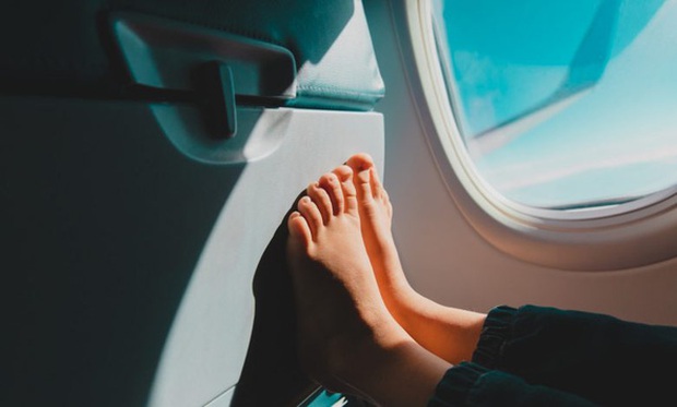 Vì sao bạn nên tránh đi chân trần trên máy bay? - Ảnh 1.