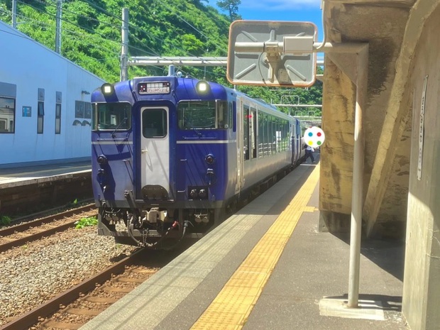 Mê đắm với ga tàu bên rìa biển xanh như lạc vào thế giới hoạt hình tại Nhật Bản - Ảnh 10.