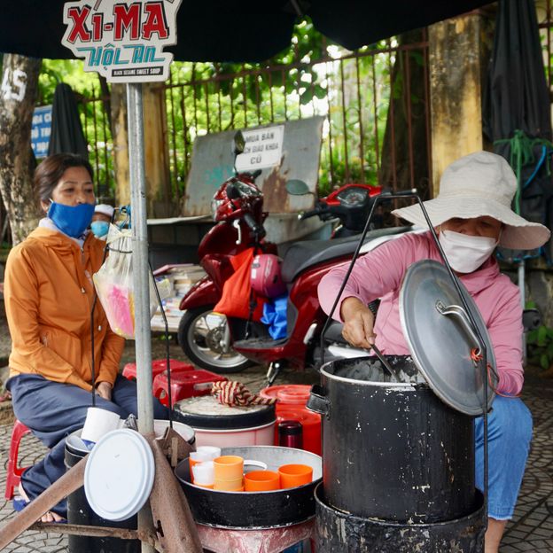 Báo Anh viết về ông lão xí mà huyền thoại và món chè đen gây thương nhớ của Hội An - Ảnh 4.