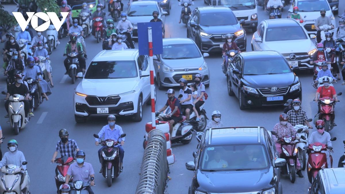 Một tuần phân làn trên đường Nguyễn Trãi: Xe máy vẫn chung lối ô tô - Ảnh 11.