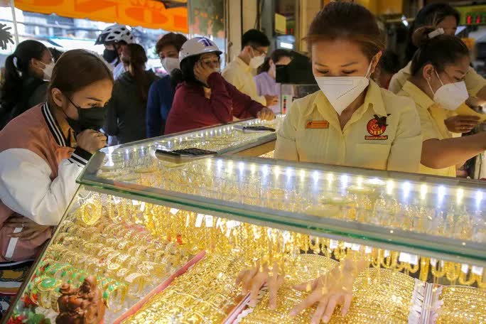 Giá vàng hôm nay 15-8: Vàng SJC, vàng nhẫn, trang sức đồng loạt giảm - Ảnh 1. Giá vàng hôm nay 15-8: Vàng SJC, vàng nhẫn, trang sức đồng loạt giảm - Ảnh 1.