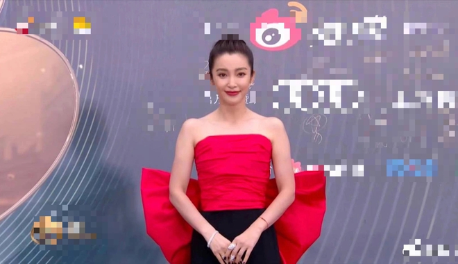  Thảm đỏ Đêm Điện Ảnh Weibo: Lưu Diệc Phi tỏa sáng giữa dàn mỹ nhân Cbiz, Vương Nhất Bác cuốn hút khó cưỡng  - Ảnh 2.
