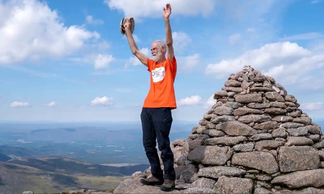Người đàn ông Scotland 82 tuổi hoàn thành nhiệm vụ leo lên mọi đỉnh núi Munro - Ảnh 1.