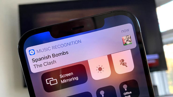 Chợt nghe một bài hát hay, bạn có biết cách dùng iPhone tìm tên? - Ảnh 1.