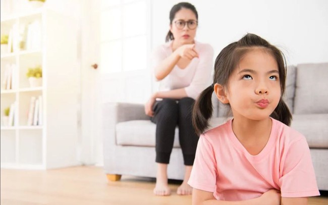 Chuyên gia điểm mặt 8 hành động sai trái của cha mẹ trước mặt con, điều thứ 4 tưởng nhỏ nhưng ảnh hưởng sâu sắc đến nhân cách trẻ - Ảnh 3.