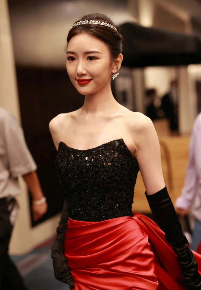  Thảm đỏ Đêm Điện Ảnh Weibo: Lưu Diệc Phi tỏa sáng giữa dàn mỹ nhân Cbiz, Vương Nhất Bác cuốn hút khó cưỡng  - Ảnh 8.