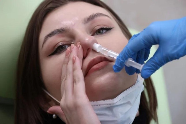 Vắc xin ngừa COVID-19 dạng xịt mũi của Nga chống lại tất cả các biến thể virus - Ảnh 1.