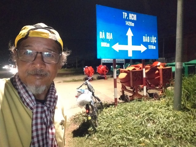 Nhà du khảo 61 tuổi đạp xe 1.800km từ Bắc vào Nam: Đi để thấy Việt Nam mình tươi đẹp - Ảnh 1.