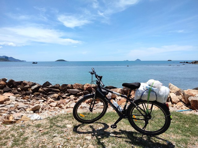 Nhà du khảo 61 tuổi đạp xe 1.800km từ Bắc vào Nam: Đi để thấy Việt Nam mình tươi đẹp - Ảnh 2.