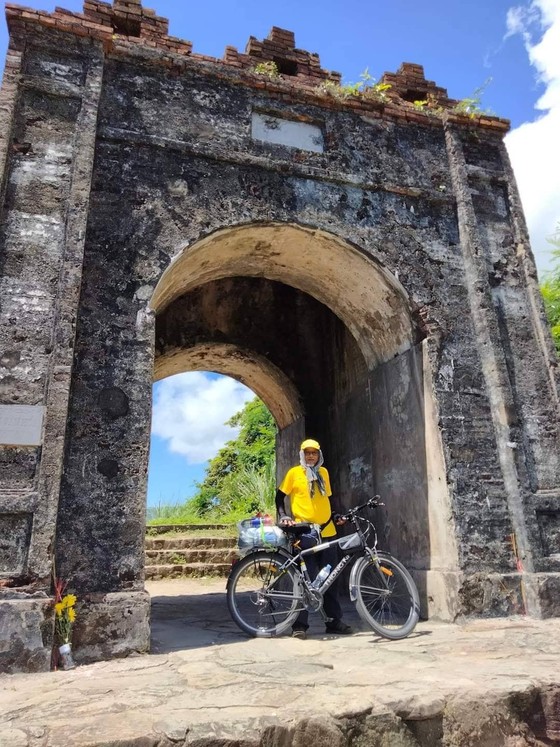 Nhà du khảo 61 tuổi đạp xe 1.800km từ Bắc vào Nam: Đi để thấy Việt Nam mình tươi đẹp - Ảnh 4.