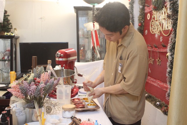 3 năm gắn bó với tiệm bánh online, nam sinh lớp 12 Nghệ An thu nhập chục triệu đồng  - Ảnh 2.