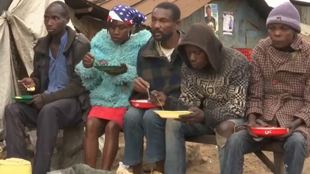 Không có tiền mua than và củi, người nghèo Kenya nấu ăn bằng túi nylon - Ảnh 1.