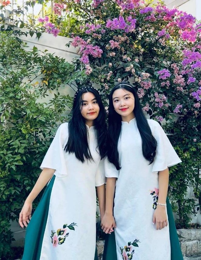 Hai con gái MC Quyền Linh được gọi là nữ thần đồng phục khi bắt đầu năm học mới - Ảnh 3.