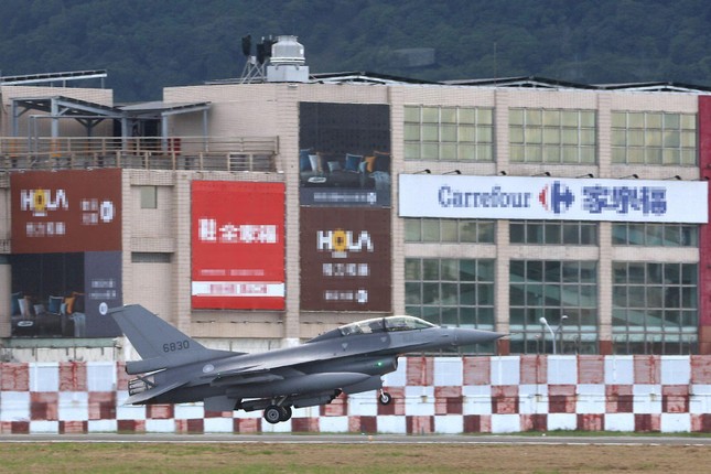 Đài Loan (Trung Quốc) khoe máy bay chiến đấu tiên tiến F-16V - Ảnh 2.