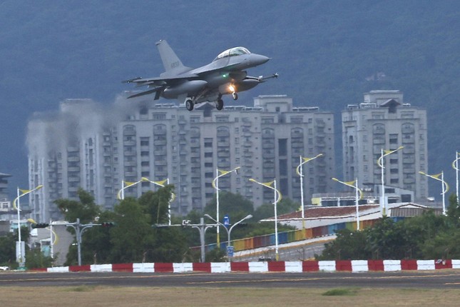 Đài Loan (Trung Quốc) khoe máy bay chiến đấu tiên tiến F-16V - Ảnh 3.