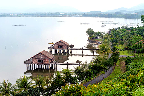 Madives phiên bản Huế”: Bungalow trên nước đầu tiên tại Việt Nam, thơ mộng và cực tinh tế - Ảnh 2.