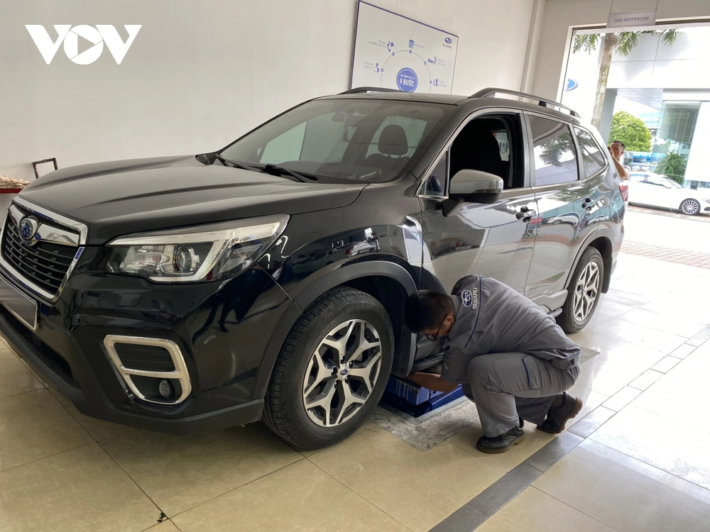 Xe Subaru Forester có hiện tượng xì mỡ rô tuyn thước lái - Ảnh 1.