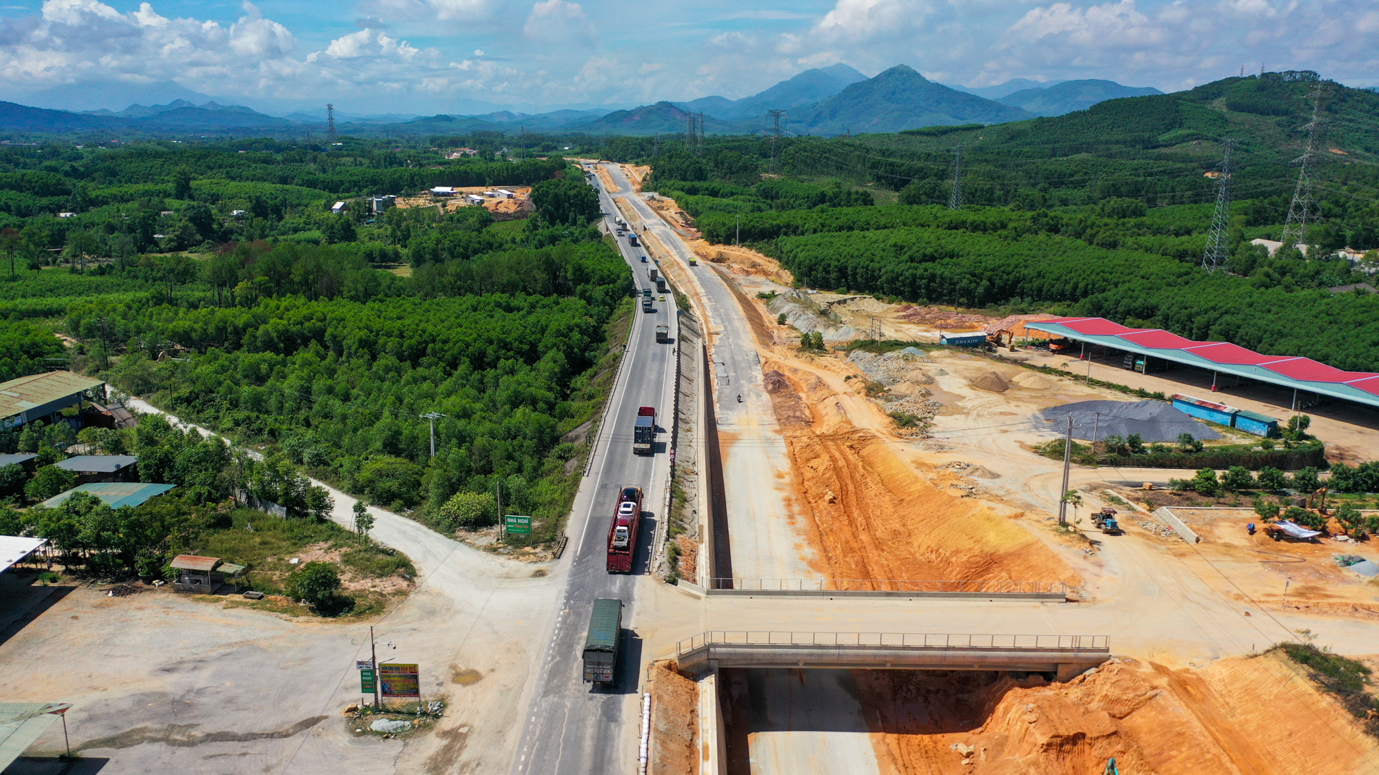 Cận cảnh tuyến cao tốc Cam Lộ - La Sơn trị giá 7.700 tỷ sắp hoàn thành - Ảnh 5.