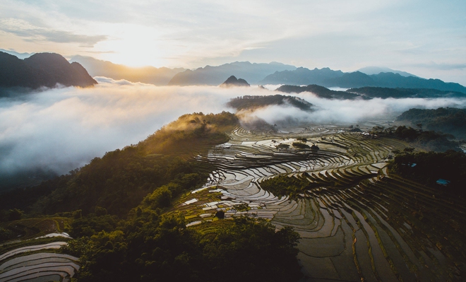 Phim hướng dẫn an toàn bay 2022 của Vietnam Airlines nổi rần rần: Người xem phản ứng thế nào trước loạt địa danh xuất hiện? - Ảnh 2.