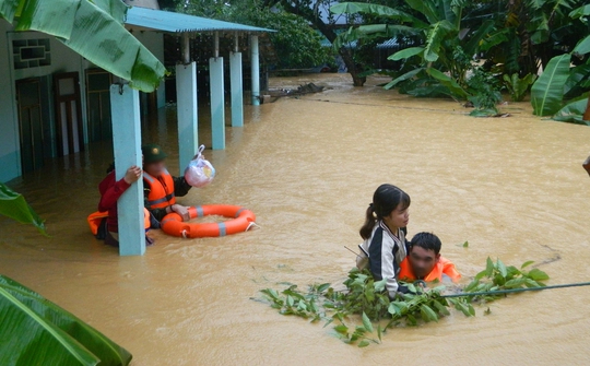  Xem xét kiểm điểm, kỷ luật 3 cán bộ huyện vì liên quan đến cứu trợ lũ lụt  - Ảnh 1.