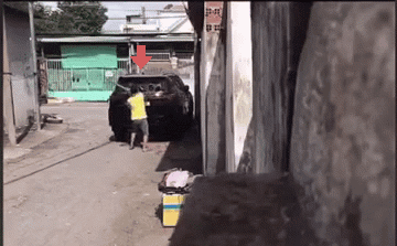 Clip: Người đàn ông hung hăng đập nát kính ô tô đỗ trong ngõ