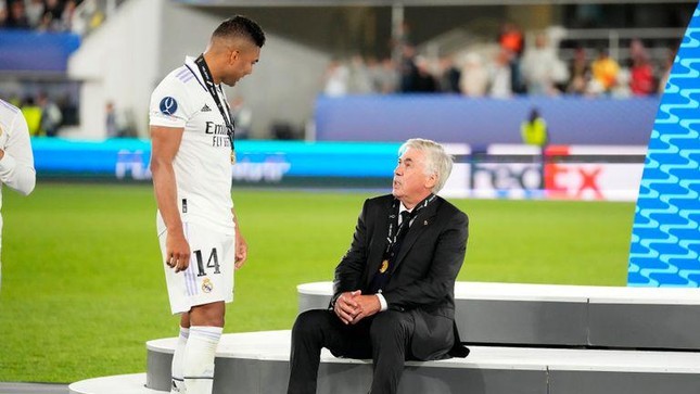 HLV Ancelotti hé lộ lý do Casemiro bất ngờ rời Real, chọn Man United - Ảnh 1.