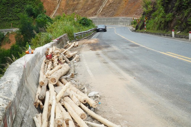 Công an xác định nguyên nhân vụ tai nạn thảm khốc làm 4 người chết ở Thừa Thiên - Huế - Ảnh 2.