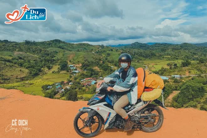 Chàng trai mang 3 áo dài đi suốt 8000km: Áo dài Việt Nam chúng tôi đẹp lắm! - Ảnh 10.