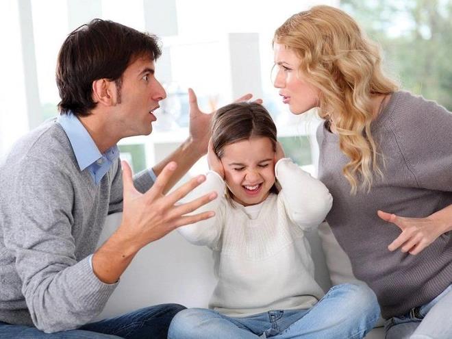 4 thói quen của cha mẹ vô tình khiến con lớn lên nhút nhát, tự ti - Ảnh 4.