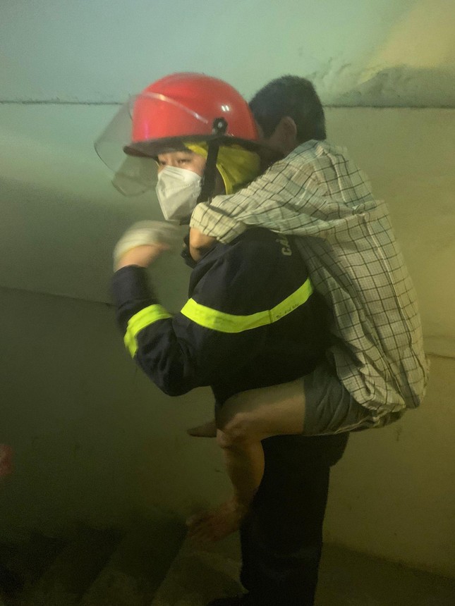 Giải cứu nhiều người mắc kẹt trong vụ cháy chung cư ở Hà Nội - Ảnh 1.