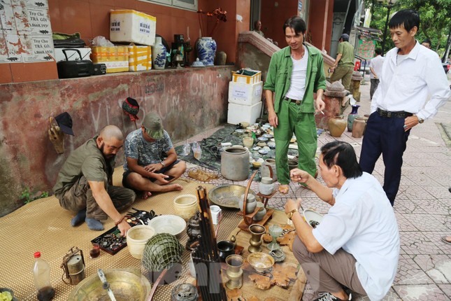 Chiêm ngưỡng hàng trăm món đồ cổ ở khu chợ có 1 không 2 tại thành phố Vinh - Ảnh 1.