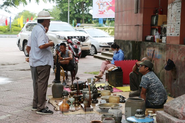 Chiêm ngưỡng hàng trăm món đồ cổ ở khu chợ có 1 không 2 tại thành phố Vinh - Ảnh 13.