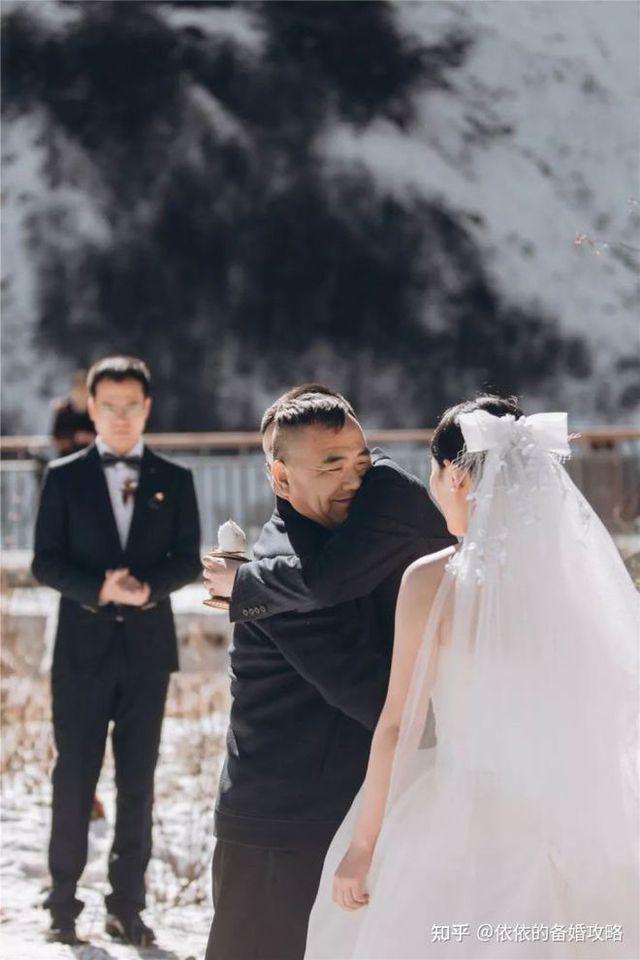 Tổ chức đám cưới với 31 khách trên núi tuyết - Ảnh 19.