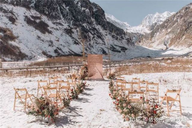 Tổ chức đám cưới với 31 khách trên núi tuyết - Ảnh 9.