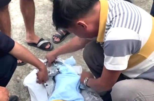 Phát hiện bé trai sơ sinh tử vong bị bỏ rơi trước cổng bệnh viện  - Ảnh 1.