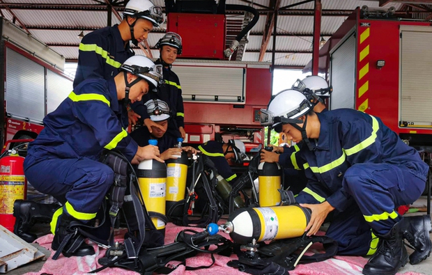 Chiến sĩ cảnh sát PCCC kể lại khoảnh khắc buông đũa bát đi dập lửa, cứu thoát 15 người trong vụ cháy chung cư ở Hà Nội - Ảnh 3.