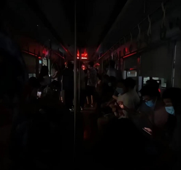 Tàu điện ngầm, đường phố Trung Quốc chìm trong bóng tối để tiết kiệm điện - Ảnh 5.