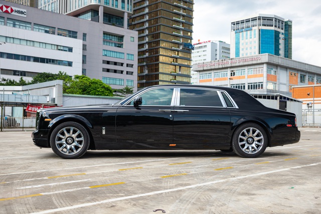 ‘Bóng ma Anh quốc’ Rolls-Royce Phantom 7 năm tuổi vẫn có giá ngang Mercedes-Maybach S 680 mới - Ảnh 5.